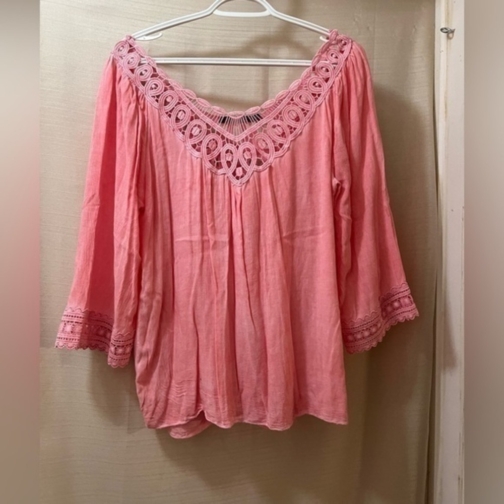 ⚫️ BOGO Must have pink bohemian style flowy top, made in Italy, viscose, tassel